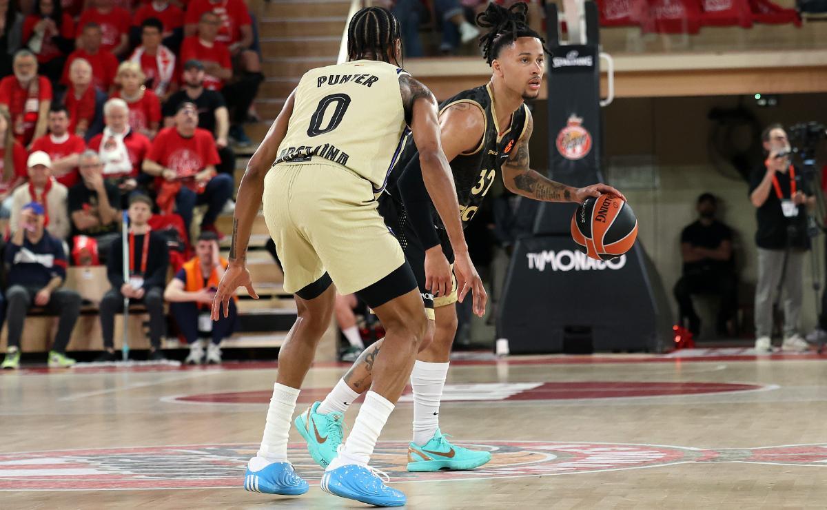 Kevin Punter defiende a Matthew Strazel