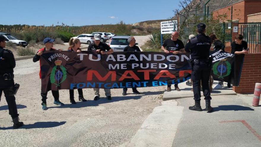 Imagen de una reciente protesta de «Tu abandono me puede matar» en la puerta de Fontcalent.