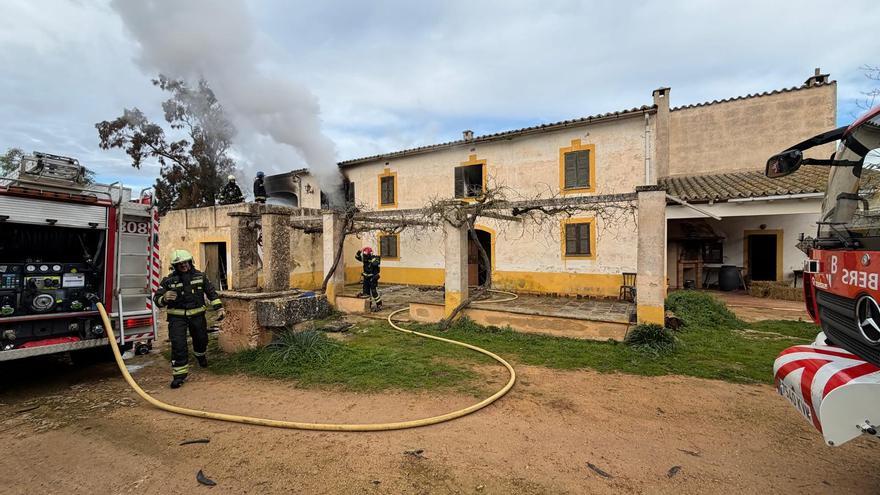 FOTOS | Una mujer, herida al saltar de un primer piso de una casa de campo incendiada en Llucmajor