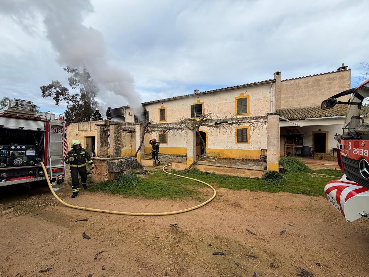 Los bomberos, durante la extinción del incendio en la 'possessió' de Llucmajor.