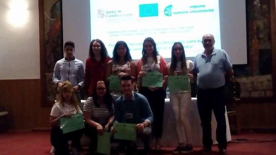 Alumnos del ciclo de Grado Medio junto al director del centro.