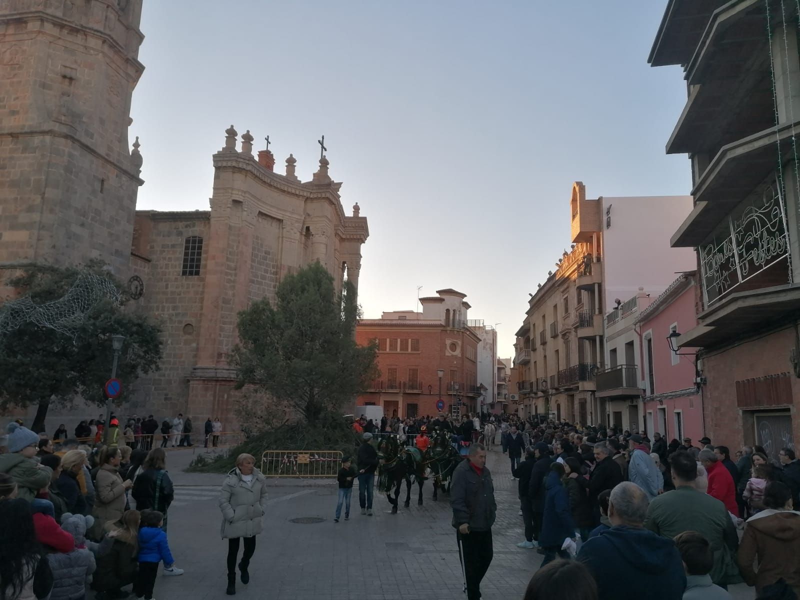 La Vall recupera su multitudinario pasacalle de Sant Antoni