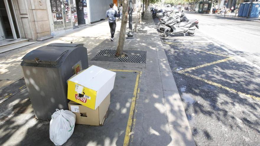 Aspecto que presenta la Rambla este domingo tras la celebración anoche de la fiesta de Carnaval