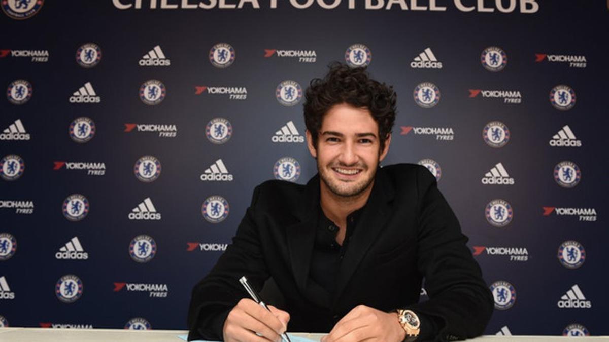 Pato, firmando su nuevo contrato