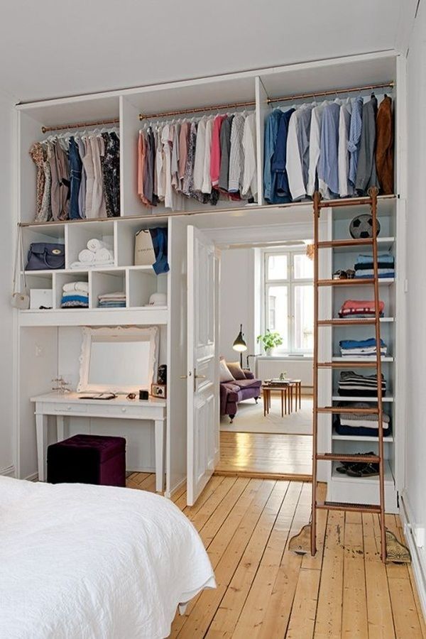 Ejemplo de organización de ropa en un apartamento pequeño