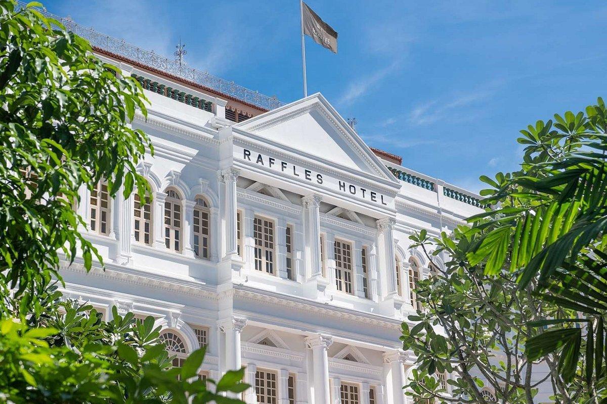 Fachada del viejo hotel colonial Raffles de Singapur.