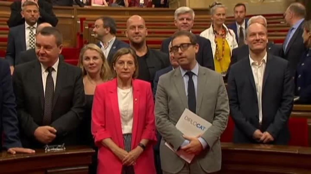 Els observadors internacionals que verificaran el referèndum de l’1-O són rebuts per la presidenta Carme Forcadell, al Parlament.