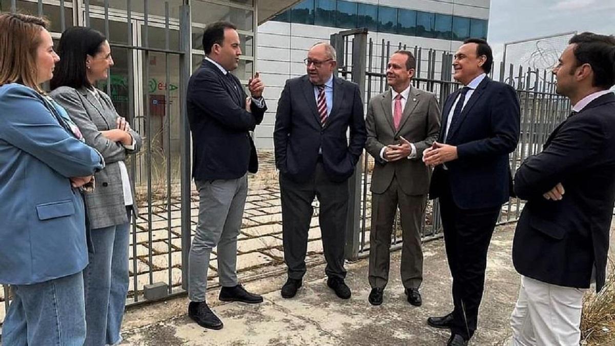 Las autoridades, durante la visita a las instalaciones del Citta de Priego de Córdoba.