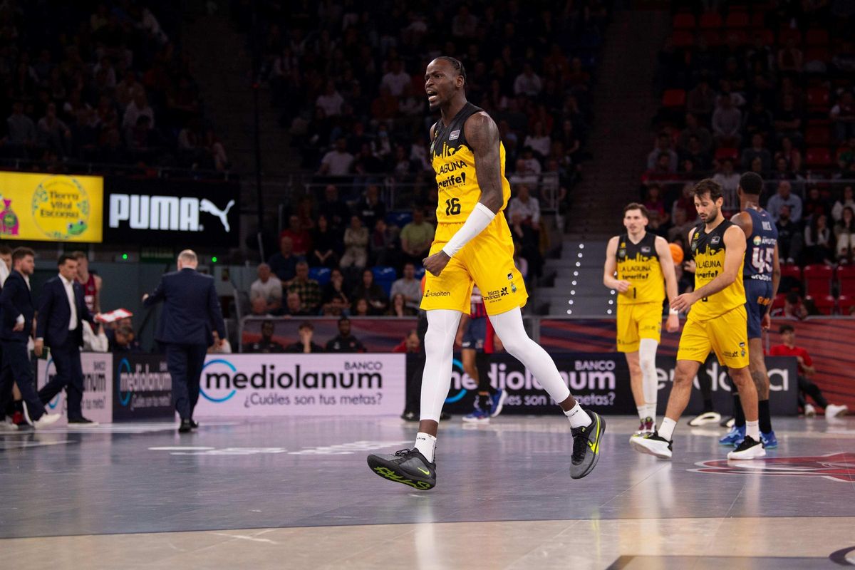 Badji celebra una canasta en la cancha del Baskonia.