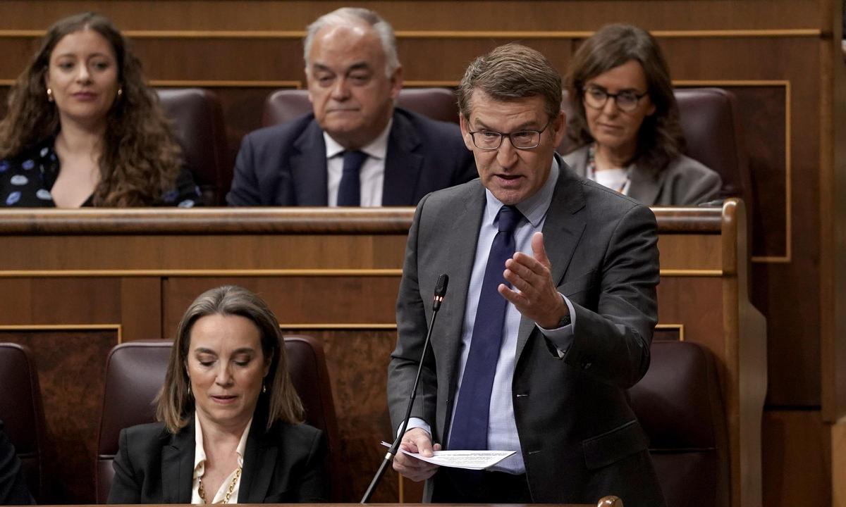Alberto Núñez Feijóo y Cuca Gamarra durante la sesión de control al Gobierno en el Congreso de los Diputados.