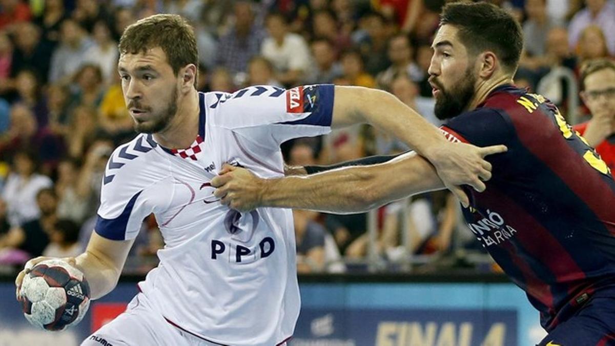 El azulgrana Karabatic disputa una jugada con el croata Obranovic.