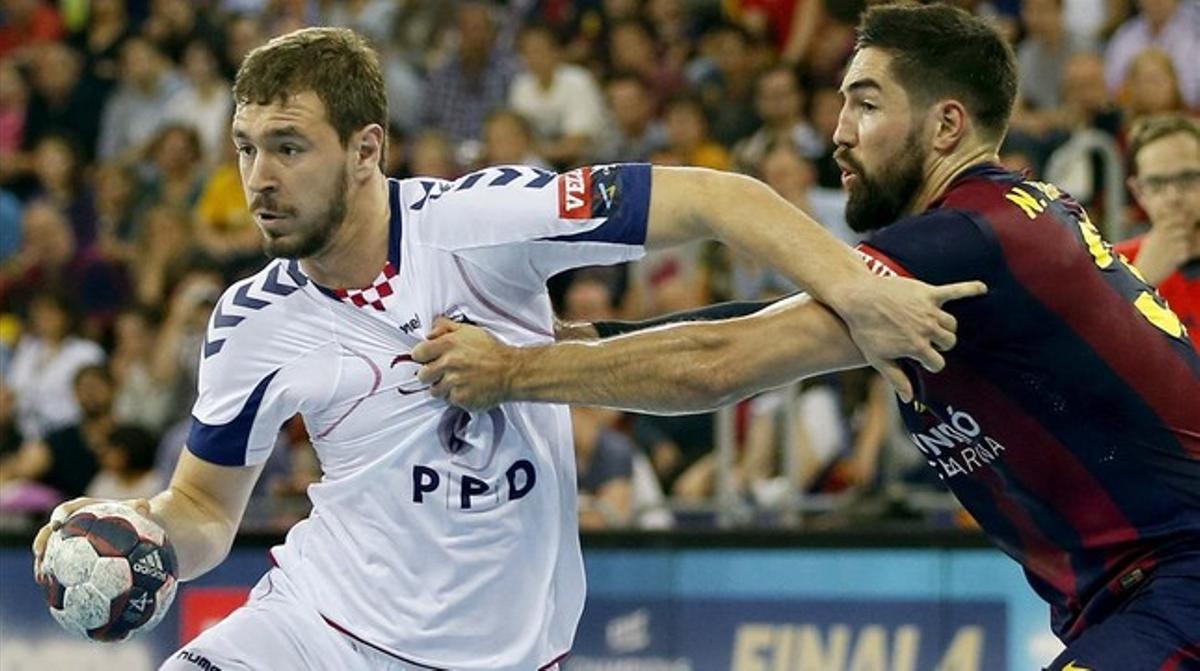 El blaugrana Karabatic disputa una jugada amb el croat Obranovic. El blaugrana Karabatic disputa una jugada amb el croat Obranovic.