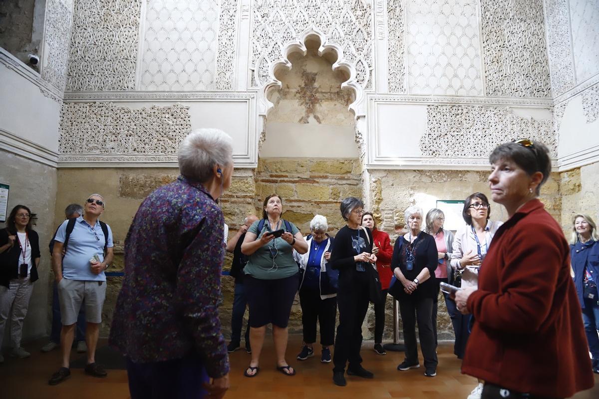 Turistas en la Sinagoga de Córdoba, el monumento más visitado en la ciudad entre los que gestiona la Junta y el segundo en Andalucía.