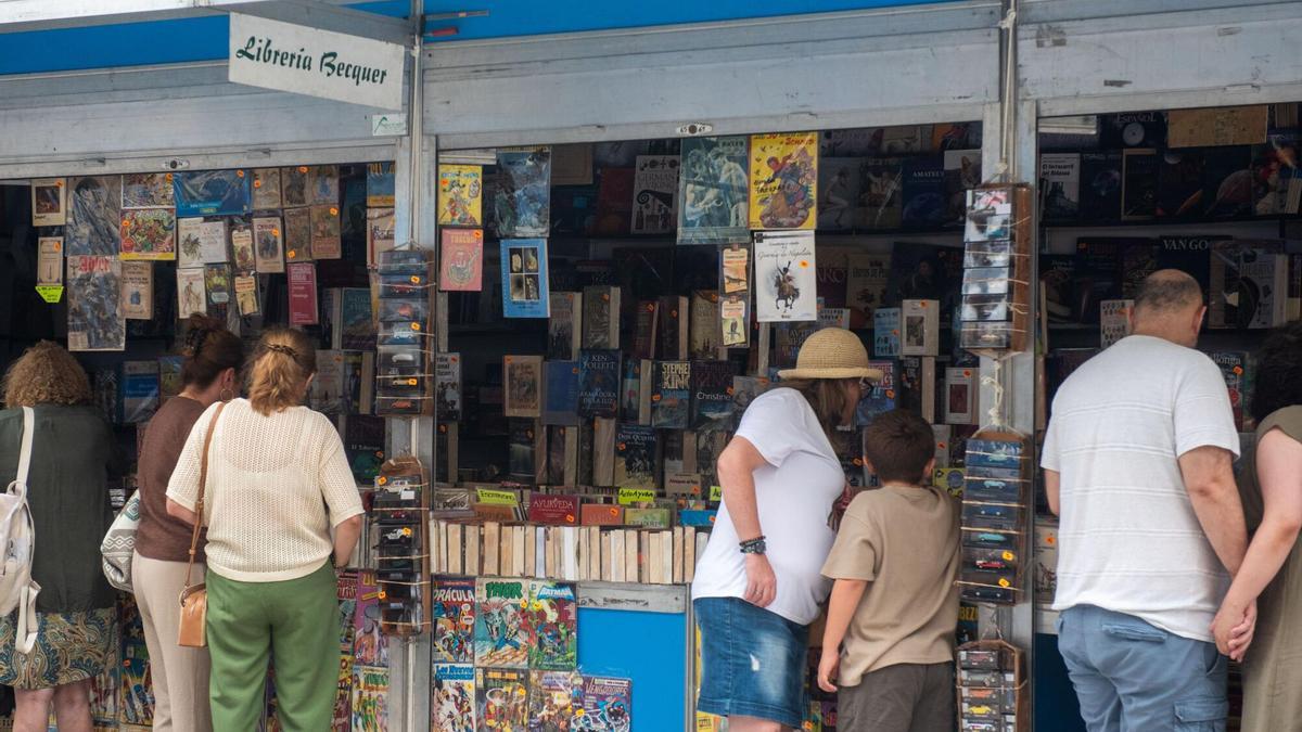 Libros centenarios y ediciones especiales protagonizan la Feria del Libro Antiguo y de Ocasión de A Coruña: "Joyas son todos, joya es el libro que se lee"
