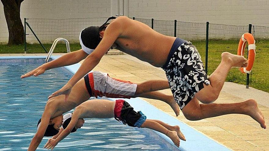 Niños en las piscinas de Silleda.