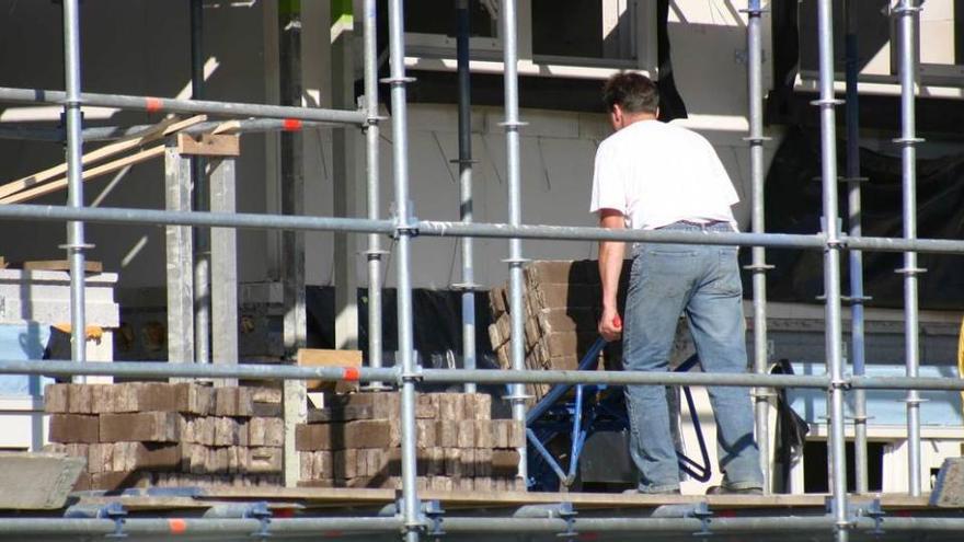 Un albañil trabaja en la construcción de una vivienda.