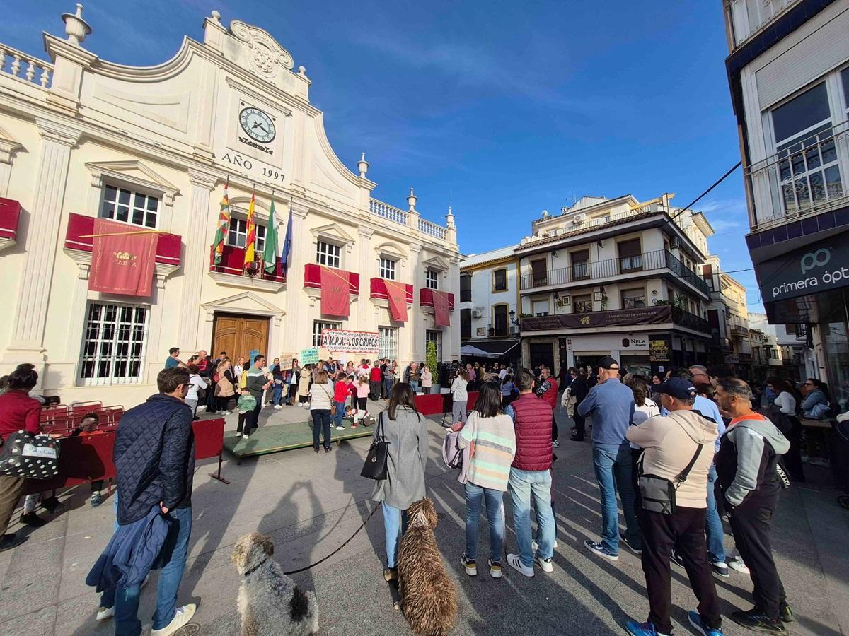 Protesta en Cabra de la comunidad educativa del colegio Nuestra Señora de la Sierra.
