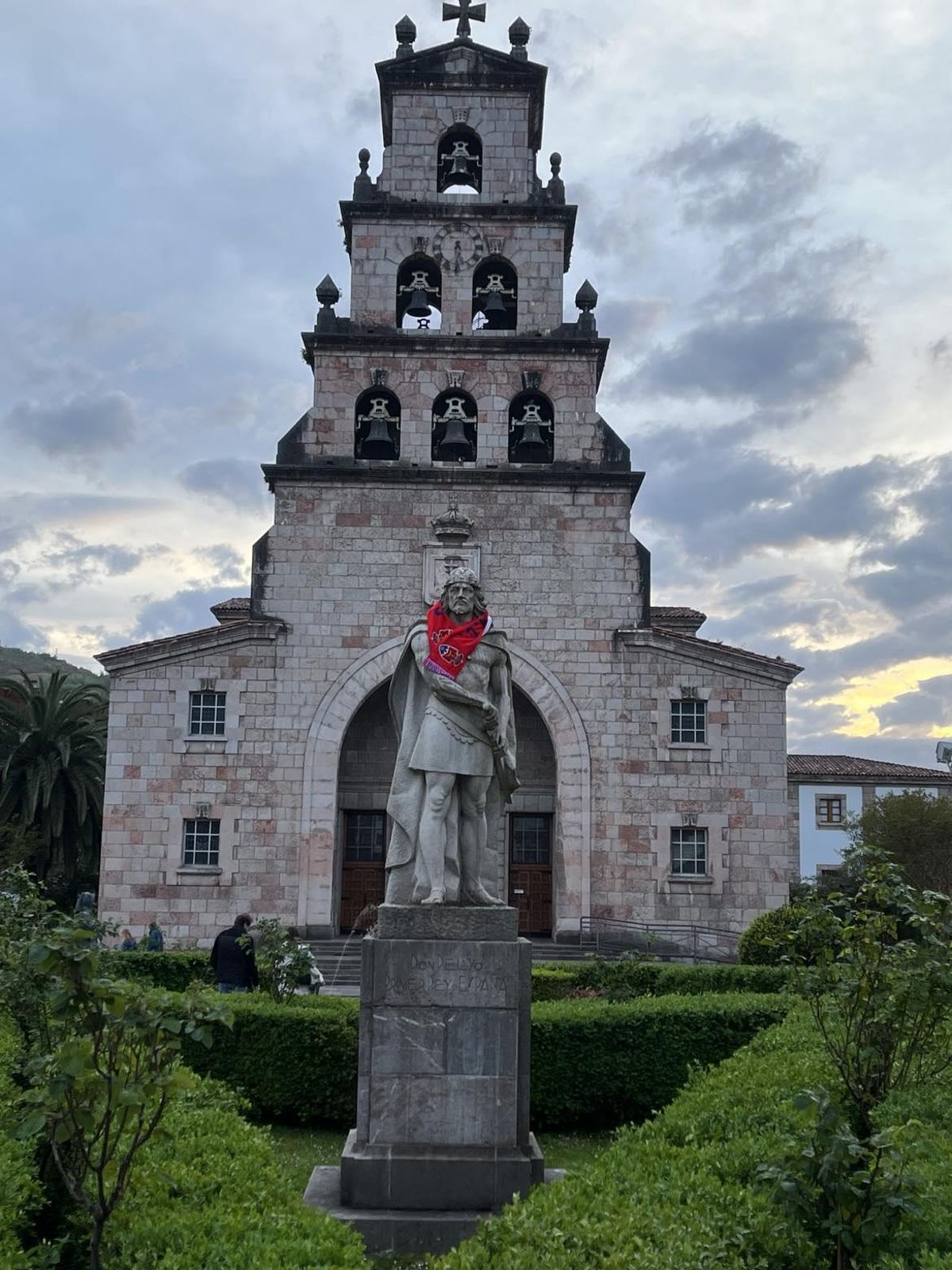 La estata del Rey Pelayo, con la bufanda del Cánicas.