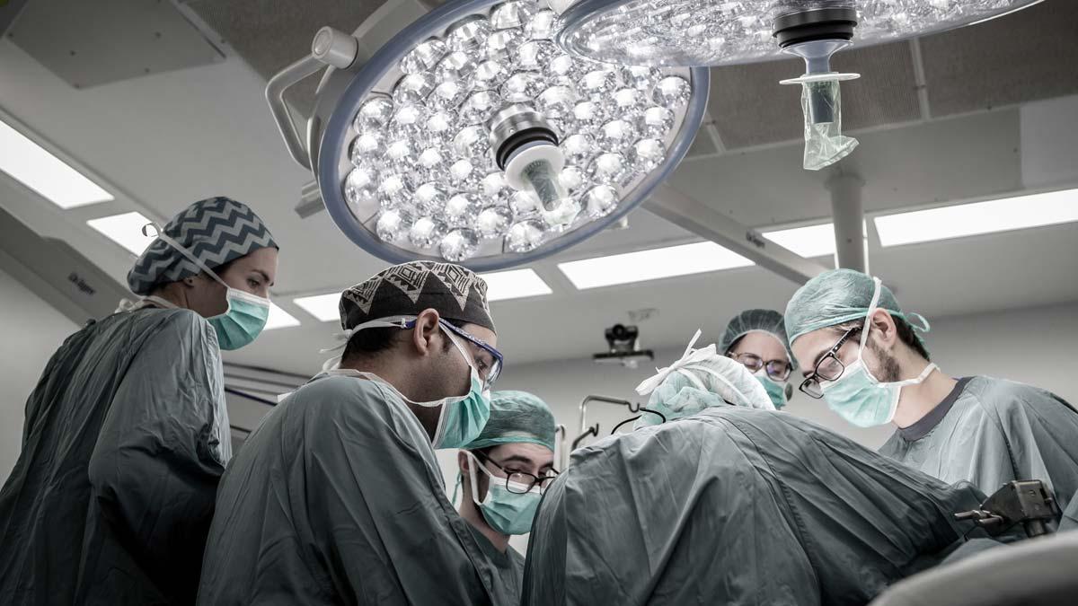 Momento de una operación de trasplante en un hospital