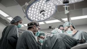 Momento de una operación de trasplante en un hospital.