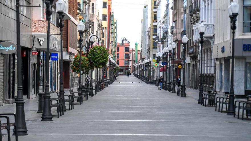 La calle Triana casi vacía y con los comercios cerrados al principio del estado de alarma