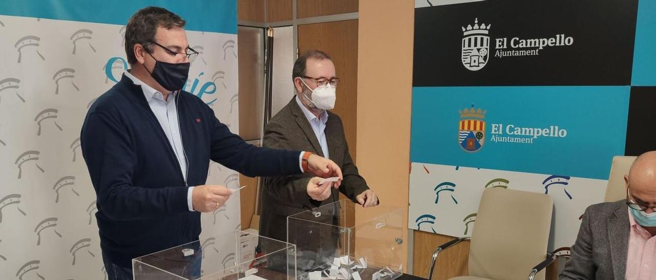 El portavoz de Cs, Julio Oca -izquierda-, y el alcalde del PP, Juanjo Berenguer, en un acto hace unos meses. | INFORMACIÓN