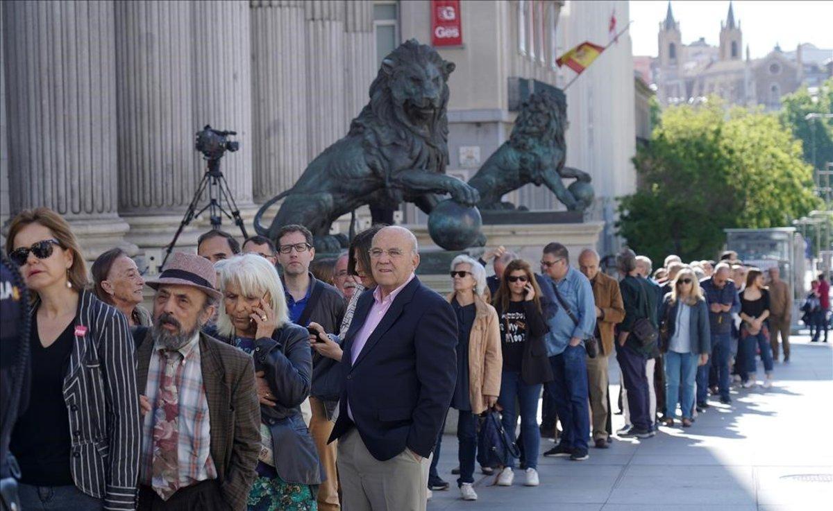 Colas a la entrada del Congreso de los Diputados.