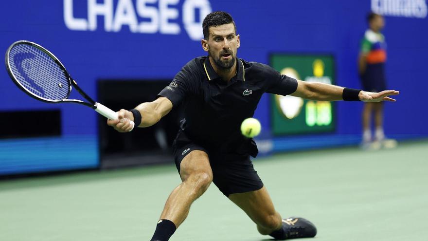 Novak Djokovic devuelve una bola ante Learner Tien.