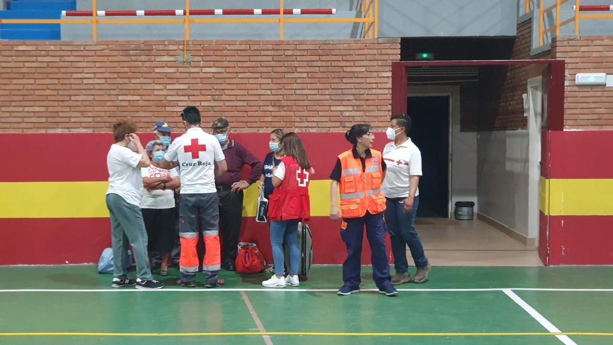 Evacuados de Villanueva de Valrojo en el pabellón de Benavente.