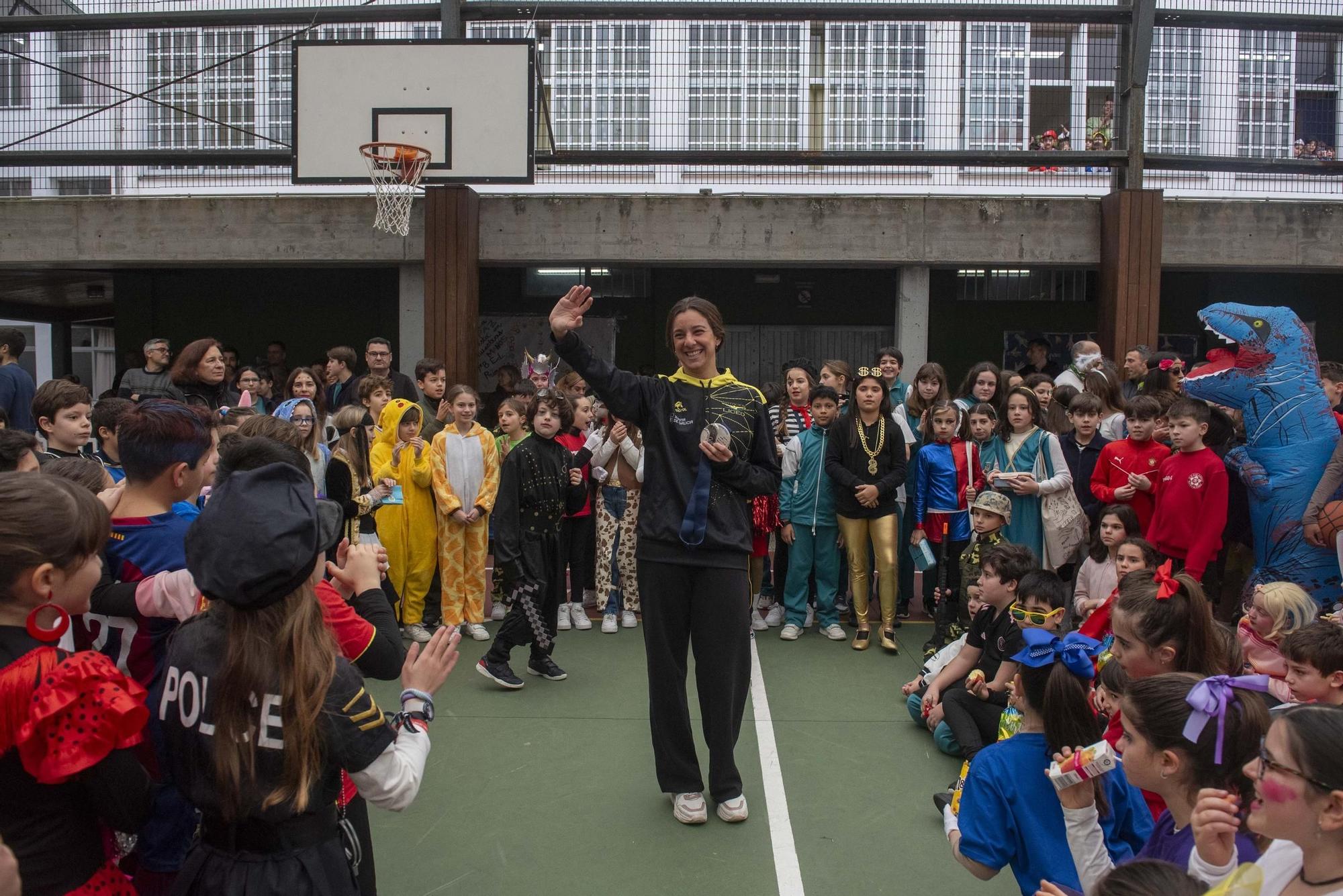 Alumnos del colegio Liceo La Paz reciben a la nadadora María de Valdés, subcampeona del mundo