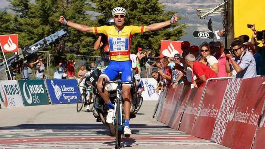 Raúl Alarcón festeja su victoria en la etapa de ayer, con meta en Señora de Gracia. // @voltaaportugal