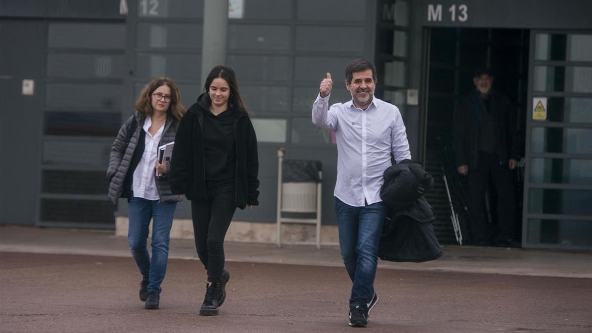 El presidente de la ANC Jordi Sanchez acompanado por su esposa e hija saliendo de premiso de fin de semana de la carcel de Lledoners