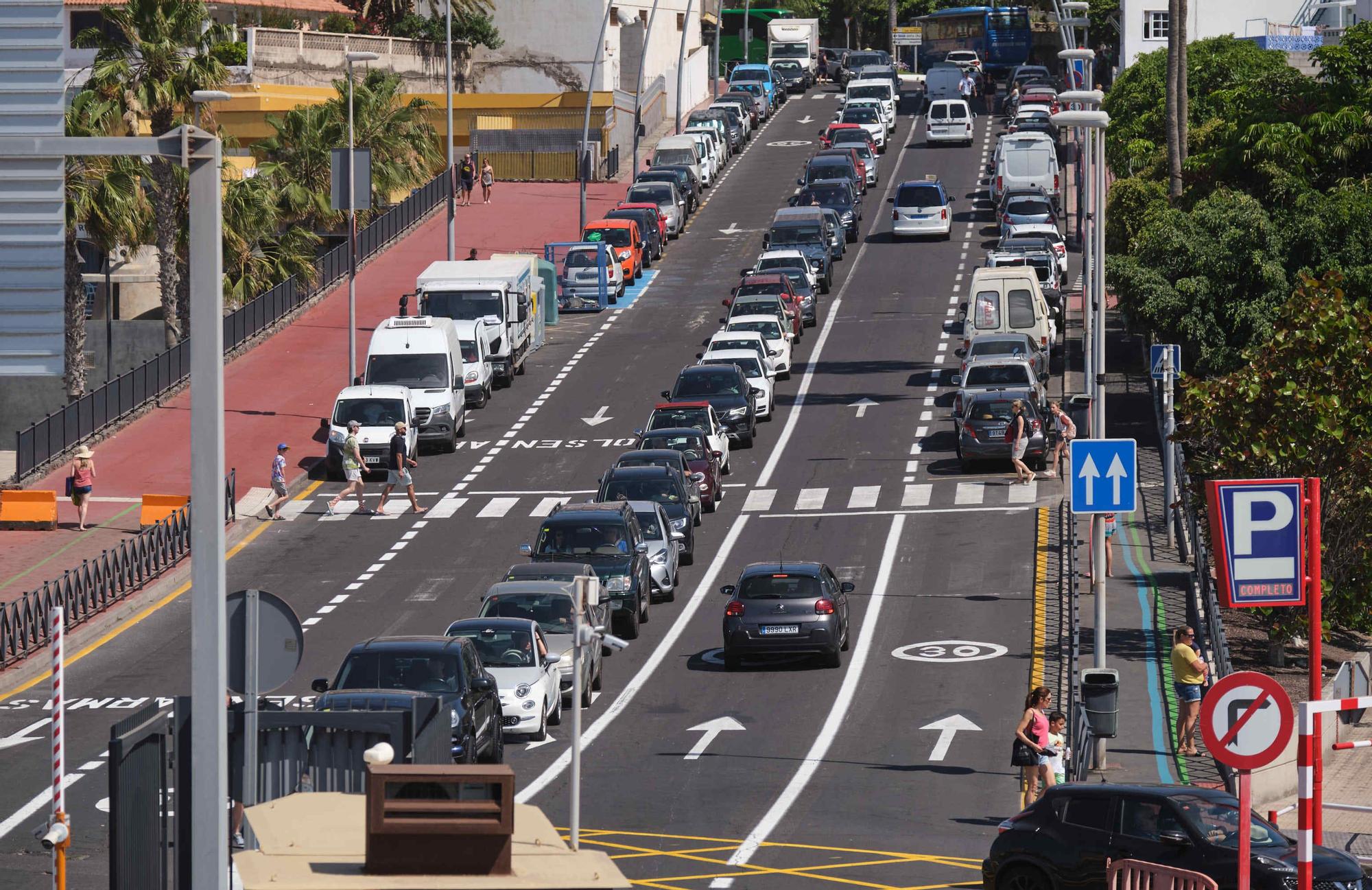 Colas de vehículos en el Puerto de Los Cristianos