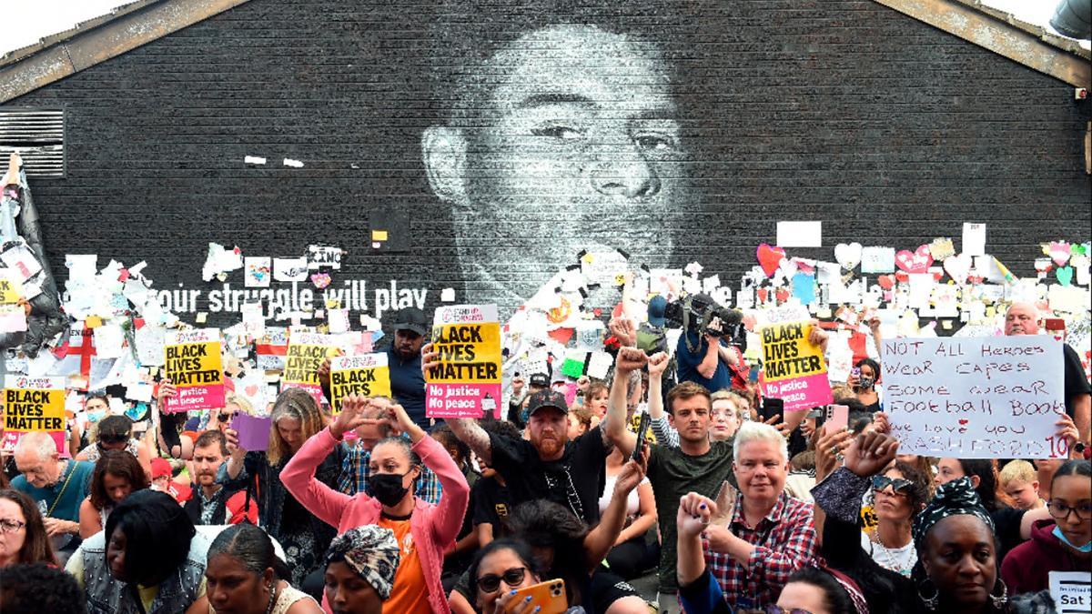 Manifestación antirracista en el mural de Rashford