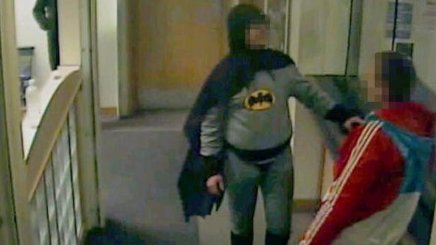 Momento de la llegada de &#039;Batman&#039; a la comisaría con el sospechoso