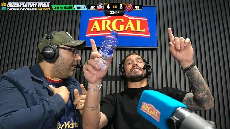 Arnau Tenas, presente en el CUPRA Arena... ?Aunque no se atreve a tirar el penalti presidente!