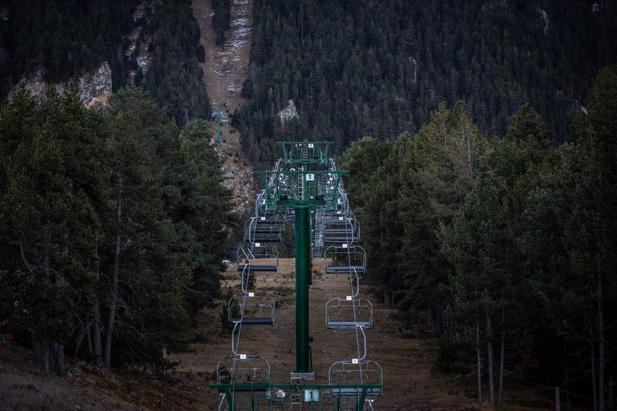 El aumento de las temperaturas significa que la gran mayoría de las estaciones de esquí del mundo ya dependen de la nieve artificial para aumentar la capa de nieve y prolongar la temporada, pero una racha récord de clima templado a fines de diciembre significa que incluso la nieve artificial ya no es posible en algunas áreas como en La Molina