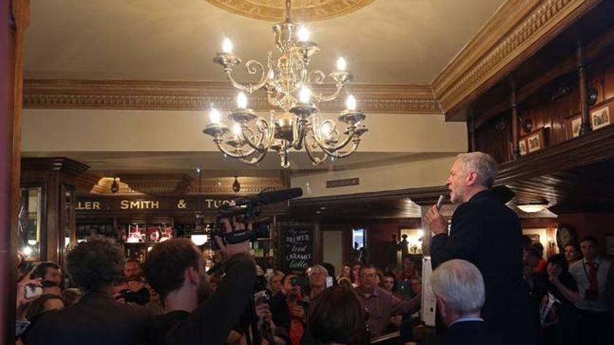 Corbyn se va de fiesta a un pub para celebrar su victoria
