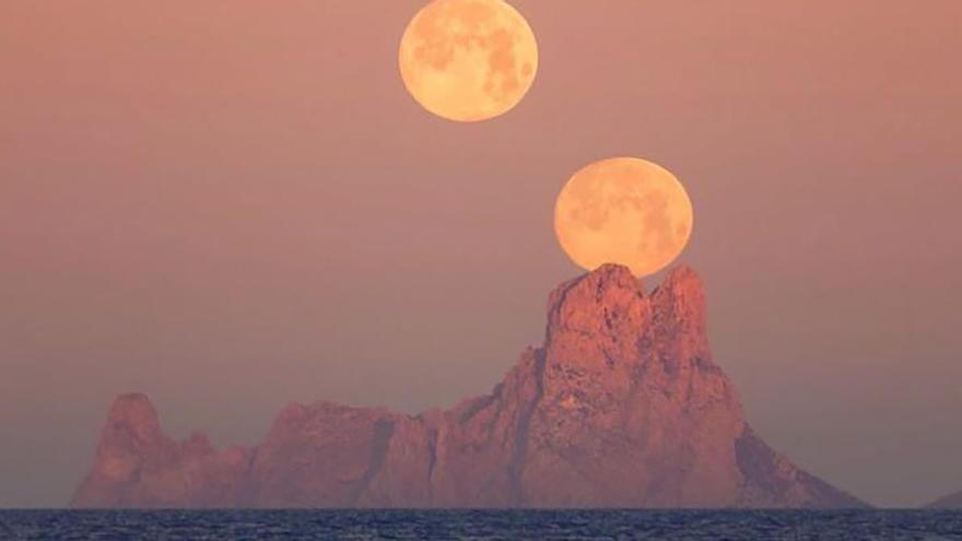Las mejores fotos de la Luna de lobos vista desde Ibiza y Formentera