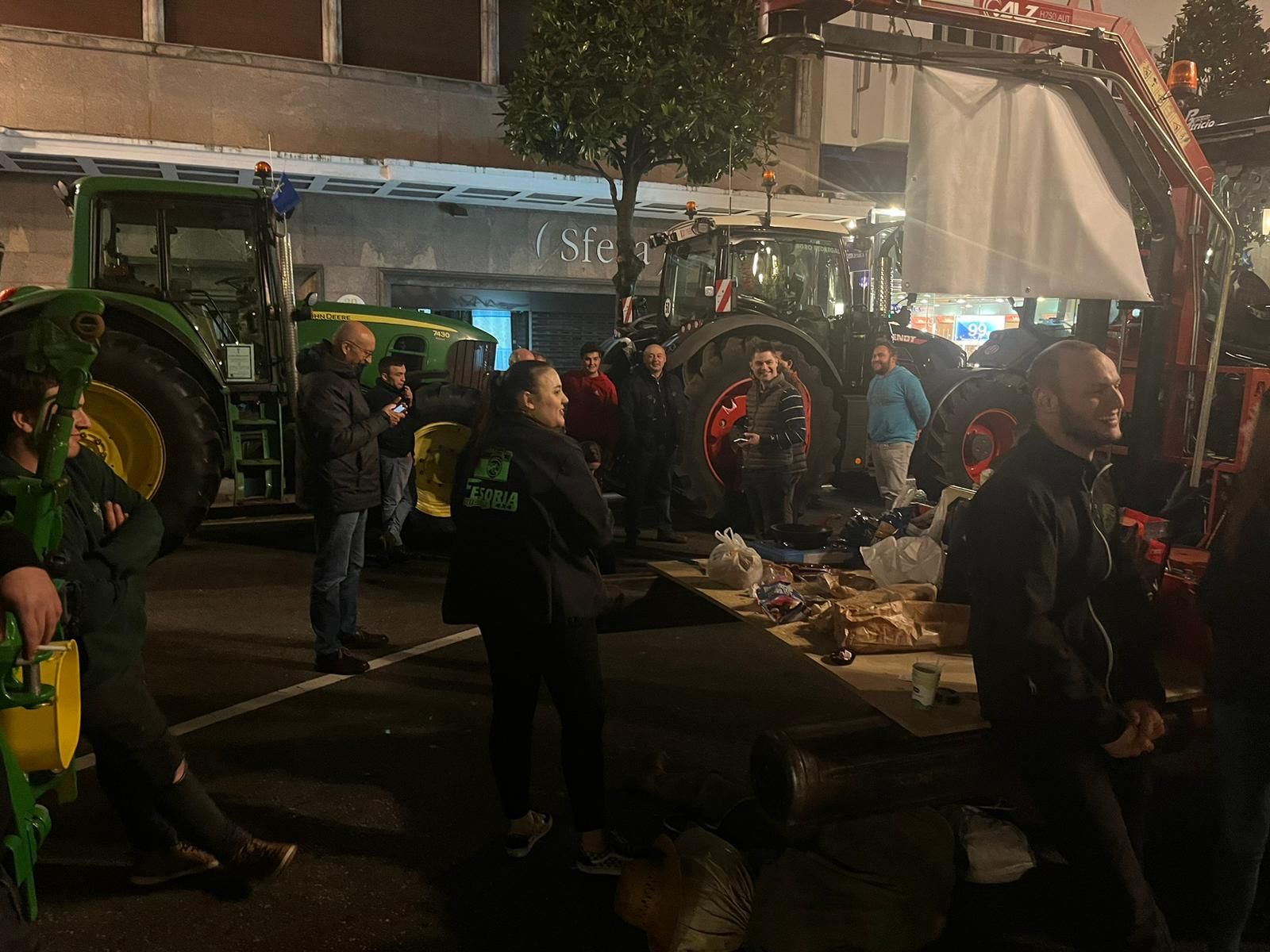 Así pasan la noche los ganaderos de protesta en la calle Uría de Oviedo