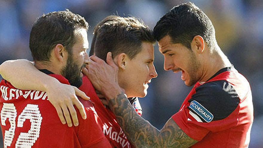 Los jugadores del Sevilla celebran uno de los goles.