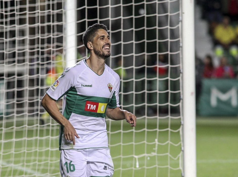 El Elche rompe el maleficio, vuelve a ganar en el Martínez Valero y recupera el olfato realizador en un partido más efectivo que brillante