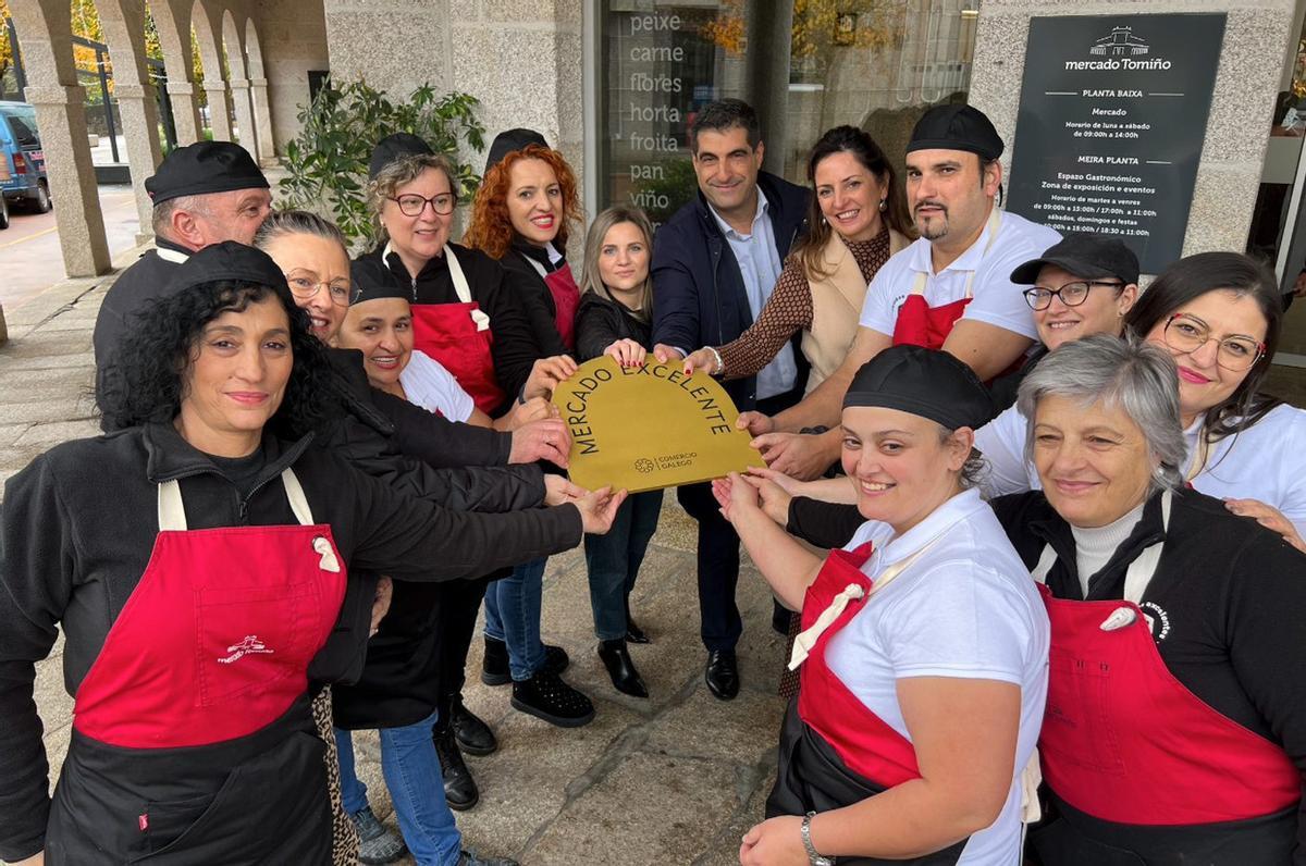 Placeros de Tomiño, junto a la alcaldesa, con la placa conmemorativa que certifica la excelencia del mercado. | FDV