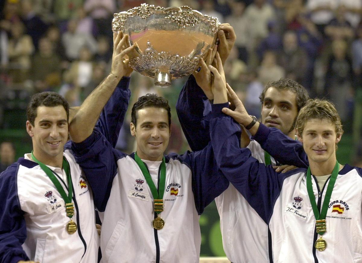 Los protagonistas levantan la Copa Davis en Barcelona