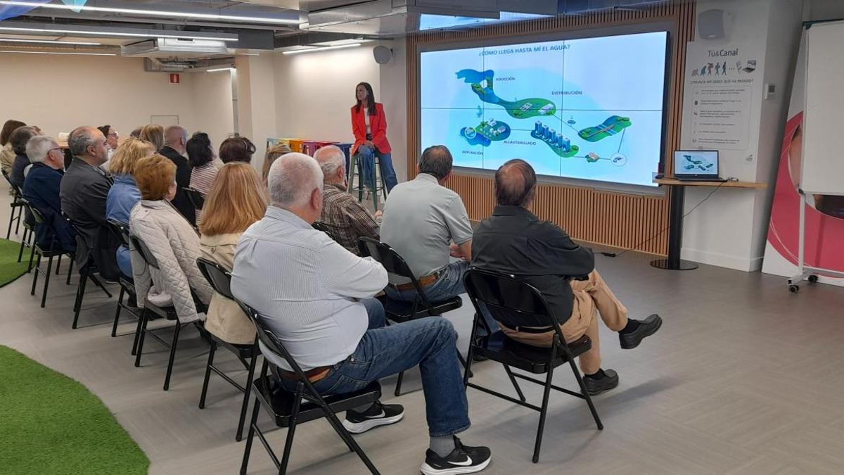 Madrid adapta los servicios del Canal de Isabel II para reducir la brecha digital entre los mayores de 65 años.