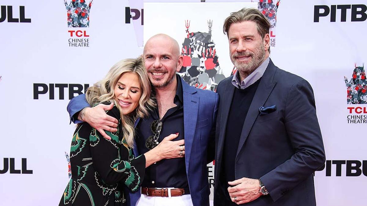 Pitbull junto a su mujer y John Travolta