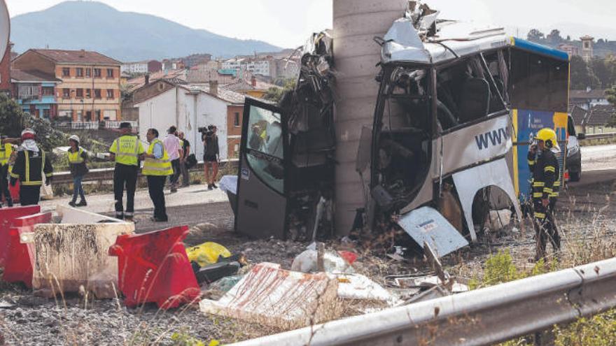 Cinco muertos y 15 heridos al chocar una guagua contra un pilar en Asturias