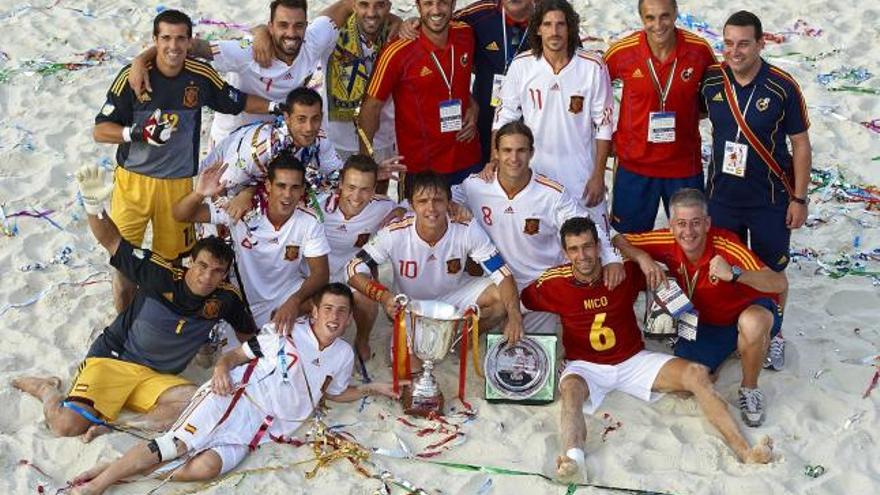 El equipo español celebra su triunfo en Moscú, con Joaquín segundo por la derecha de pie.