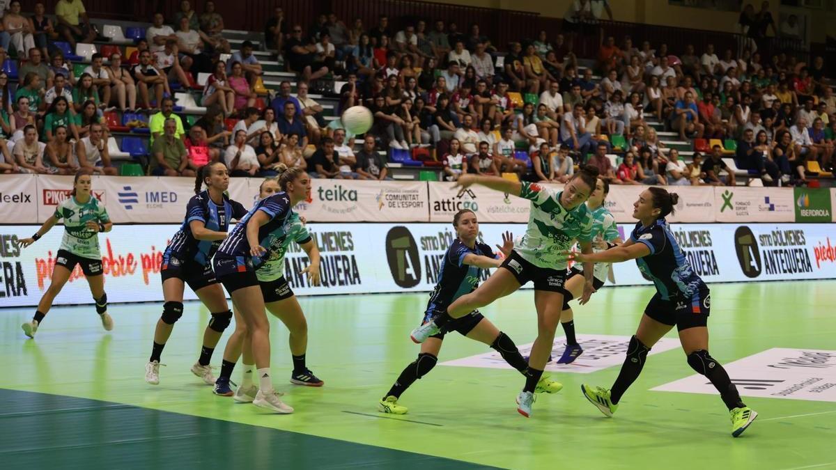 Brillante carta de presentación del AtticGO Elche ante el campeón (33-26)