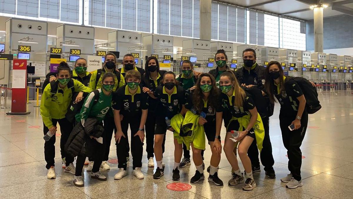 El Cajasur Deportivo Córdoba, en el aeropuerto de Málaga.